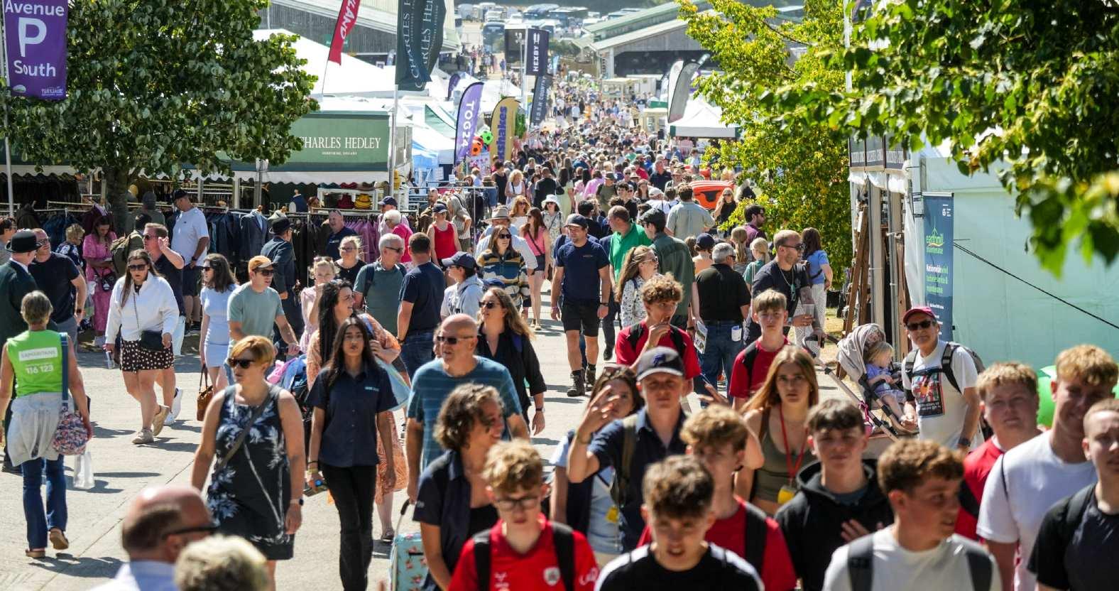 gys2026-openingday-crowds