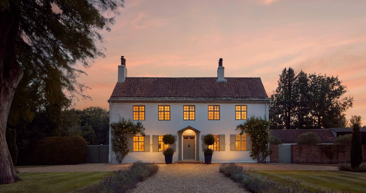omaze-house-at-night