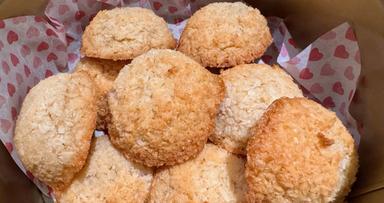 yemi-coconutmacaroons