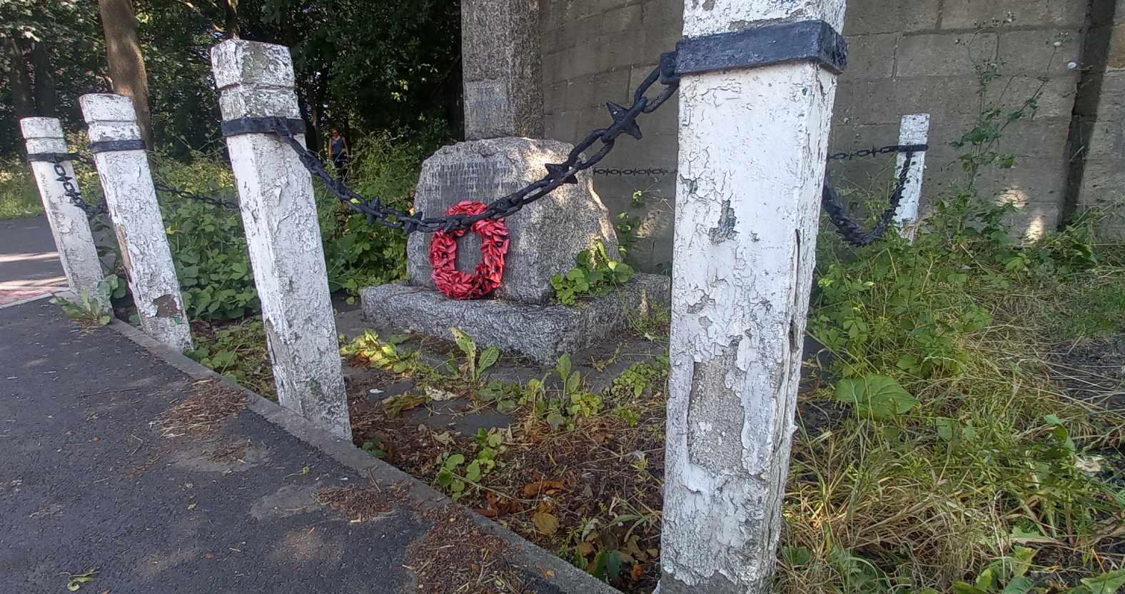 warmemorial-overgrown-corner