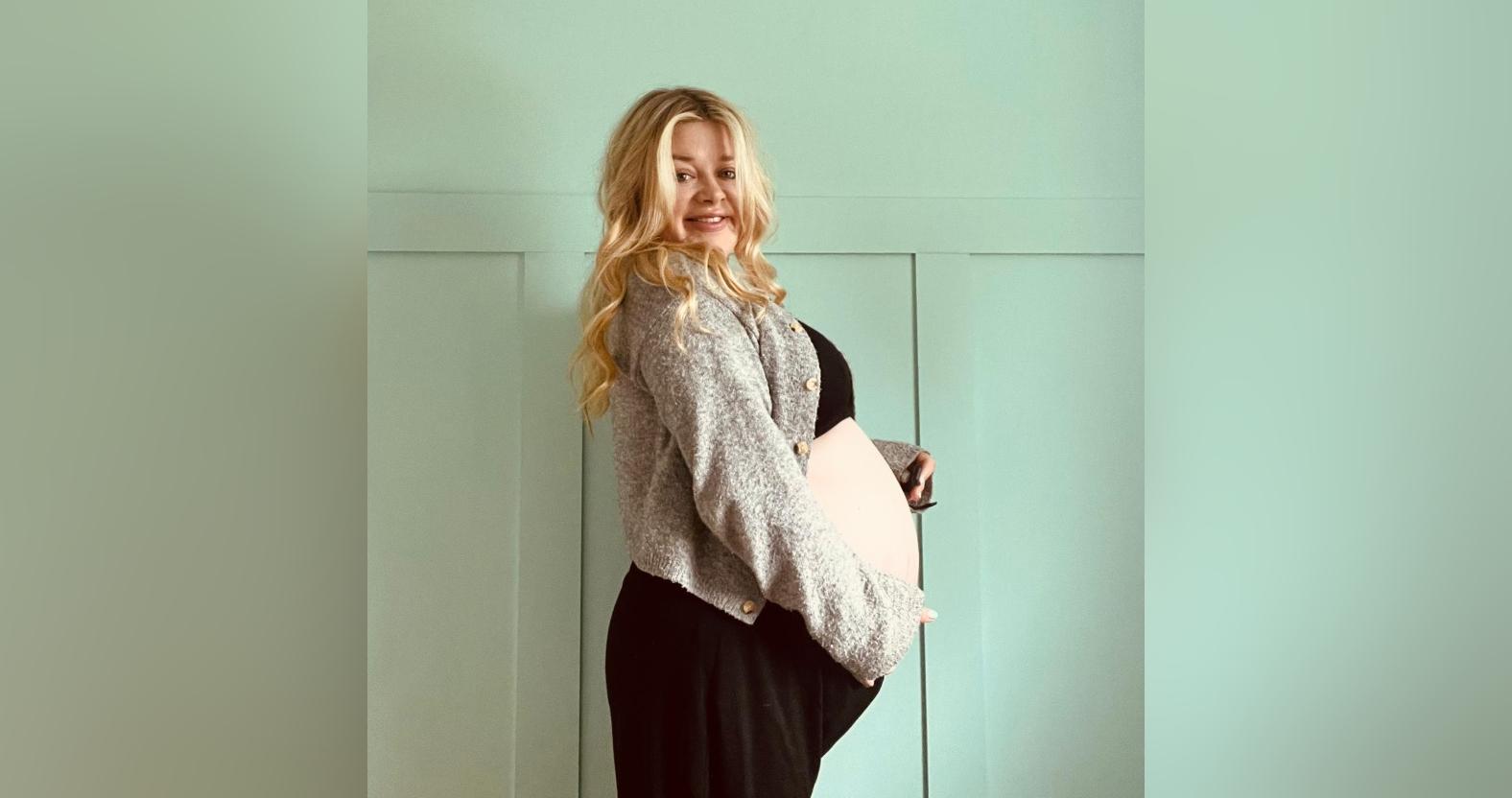ella-smith-dunn-pregnant