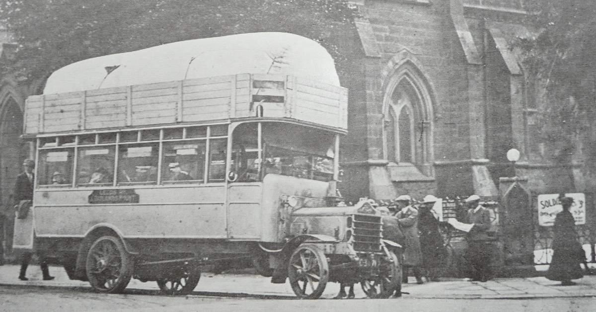 gas-bus-outside-victoria-park-methodist-church-station-parade-1917