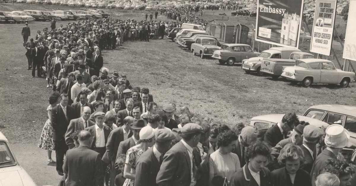 queues-at-gys-1964