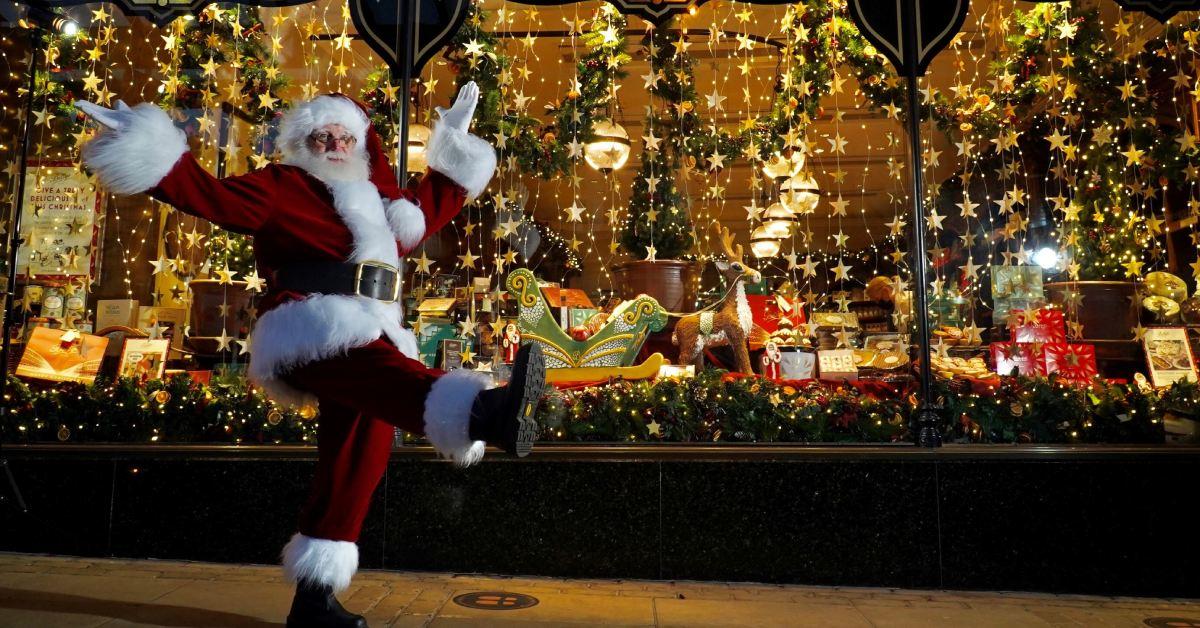 bettys-christmas-window-2021-by-simon-dewhurst-1