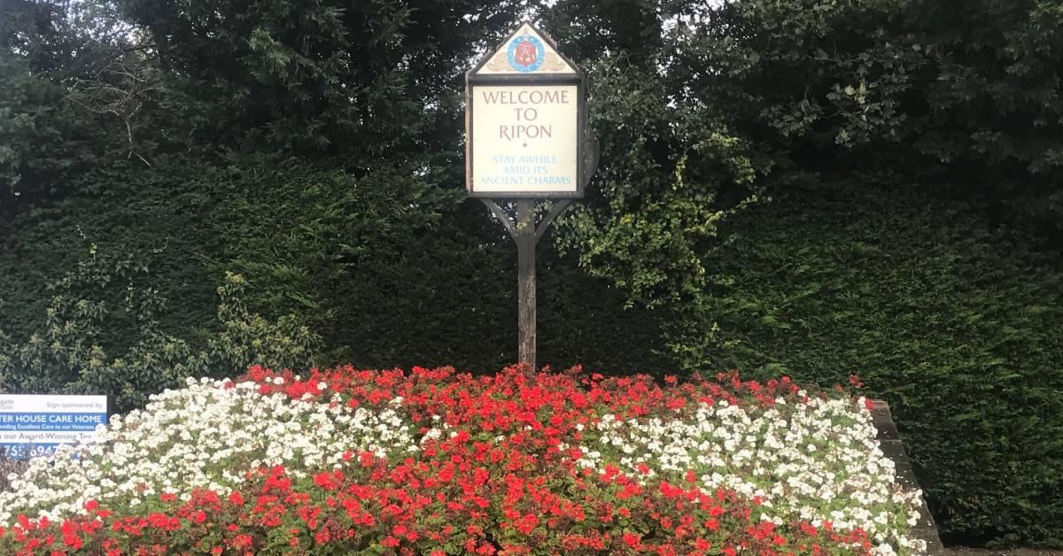 ripon-19th-sept-2023-boundary-sign-harrogate-road