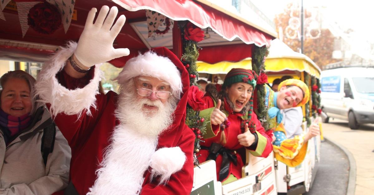 candy-cane-express-road-train-harrogate-christmas-fayre-creditsmartavenuemedia