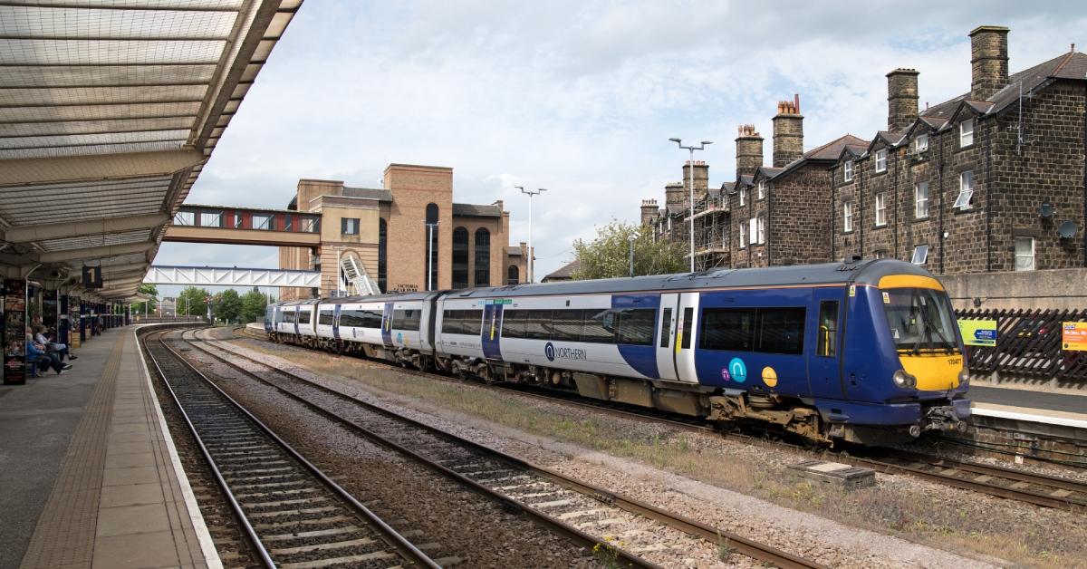 this-image-shows-a-train-standing-at-harrogate-station