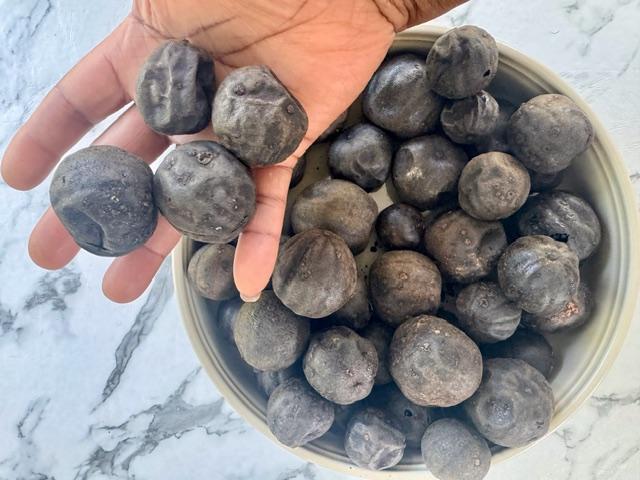 yemi-blacklimes-hand