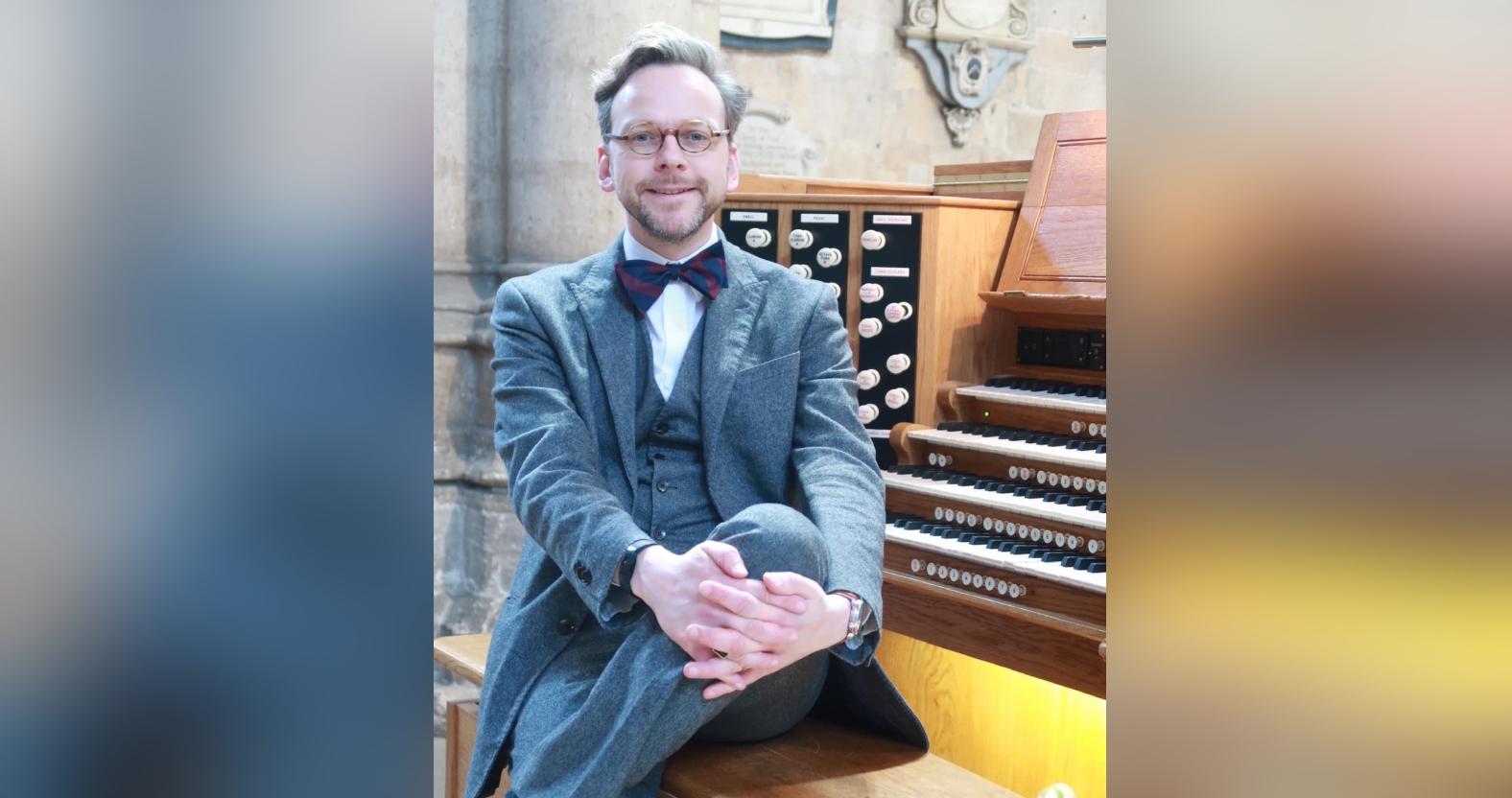 krippner-at-the-organ