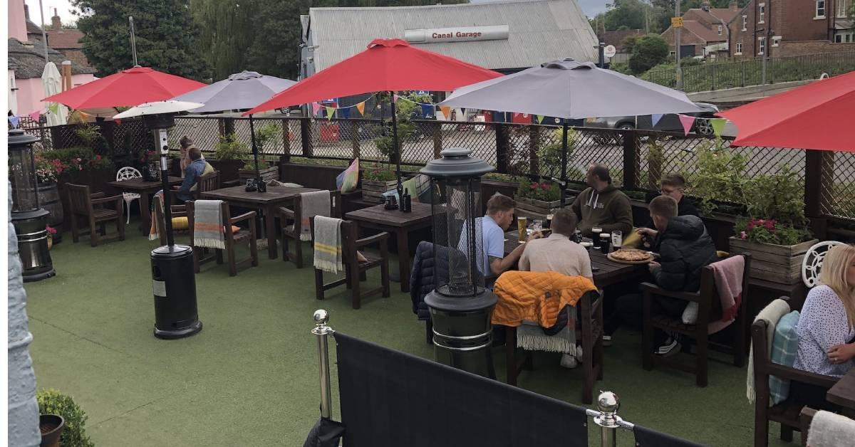 grantham-arms-busy-as-it-reopens-2