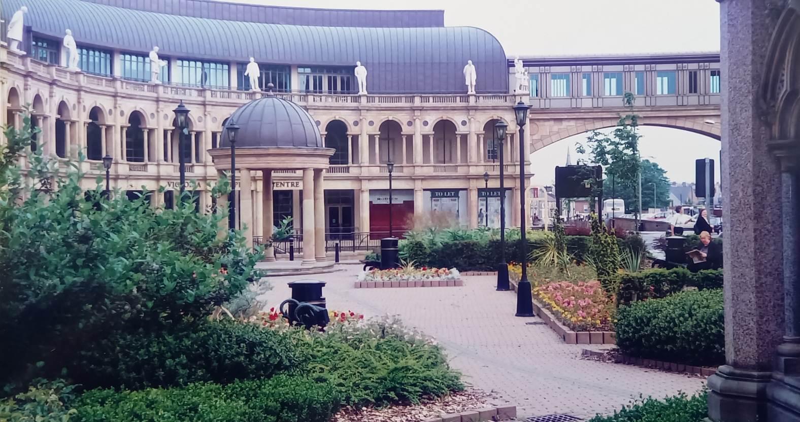 victoriacentre-1996complete-vicgdns