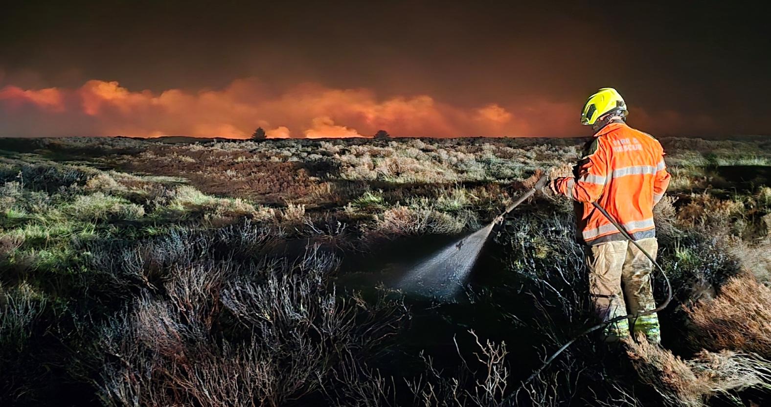 fylingdales-moor-wildfire-photo-credit-paul-edwards-north-yorkshire-fire-and-rescue-service-2
