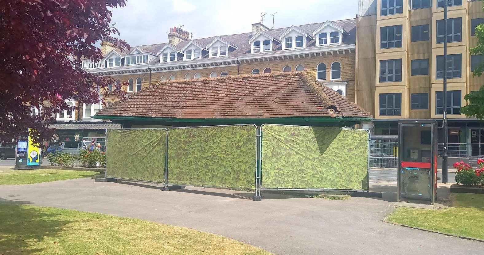 harrogate-librarygardens-shelter-fenced1