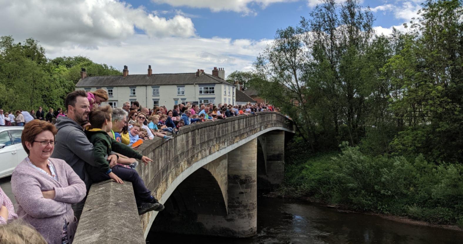 boroughbridge-duckrace-spectators
