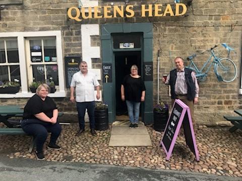 kirkby-malzeard-4th-july-2020-pub-regular-mike-smith-has-pint-at-queens-head