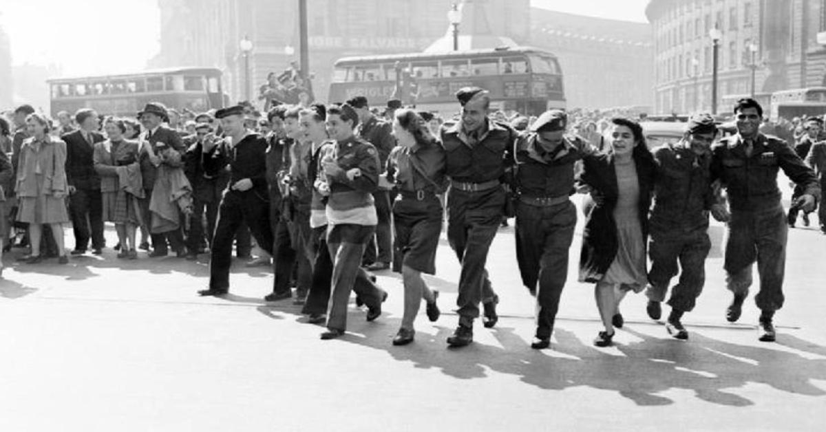 civilians-and-service-personnel-in-london-celebrating-v-j-day-england_800