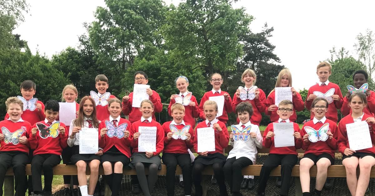 children-from-saltergate-schools-with-their-handwritten-letters-for-vida-healthcare-1