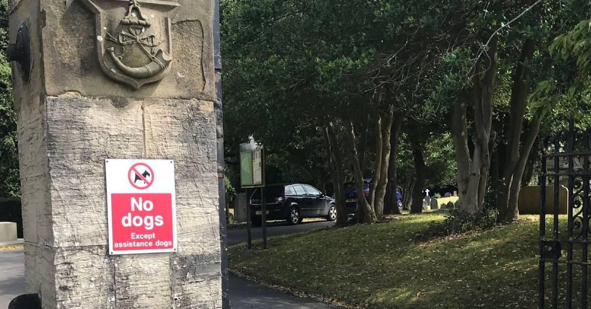 Ripon Cemetery No Dogs sign