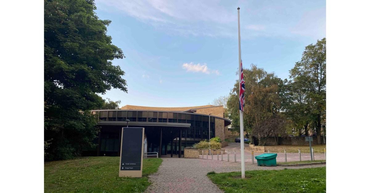queens-death-flag-civic-centre