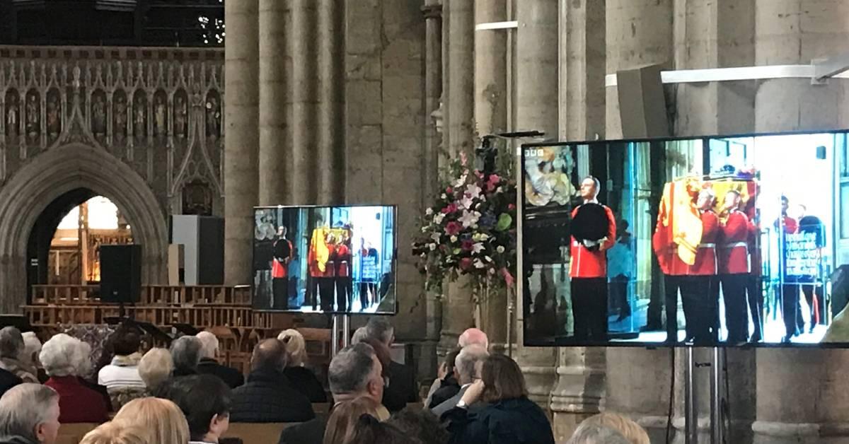 Bearer Party arrives at Westminster Abbey
