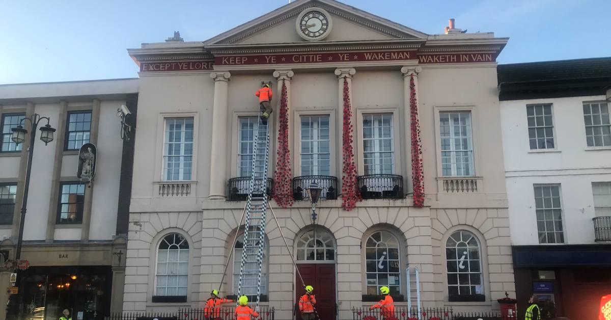 ripon-24th-oct-2022-firefighters-installing-poppy-displays-at-ripon-town-hall