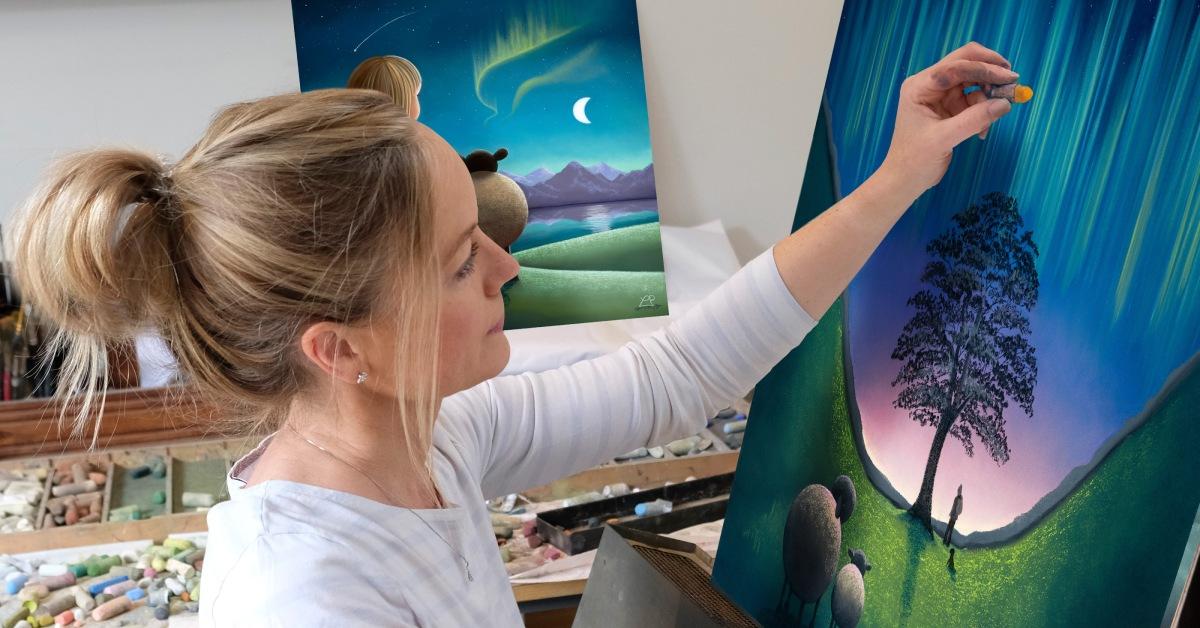 lucy-pittaway-at-the-easel-with-her-sycamore-gap-tree-painting