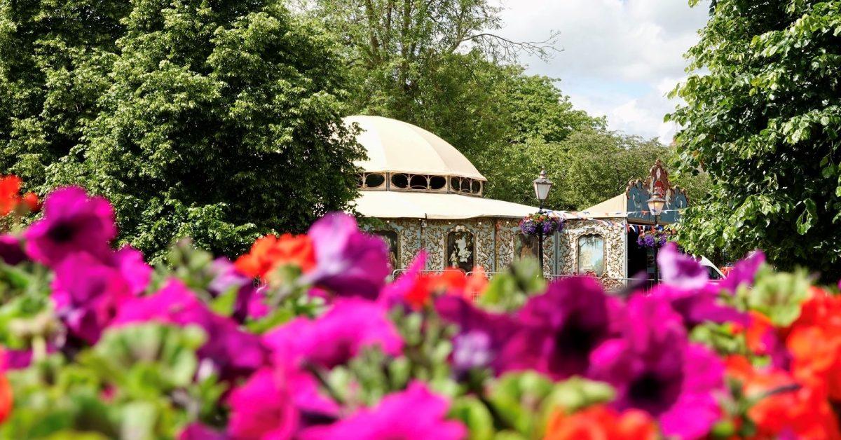 spiegeltent-outside-view-with-flowers