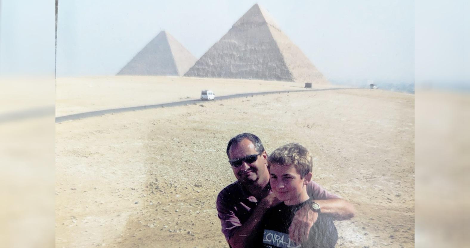 harry-at-the-pyramids-with-his-dad