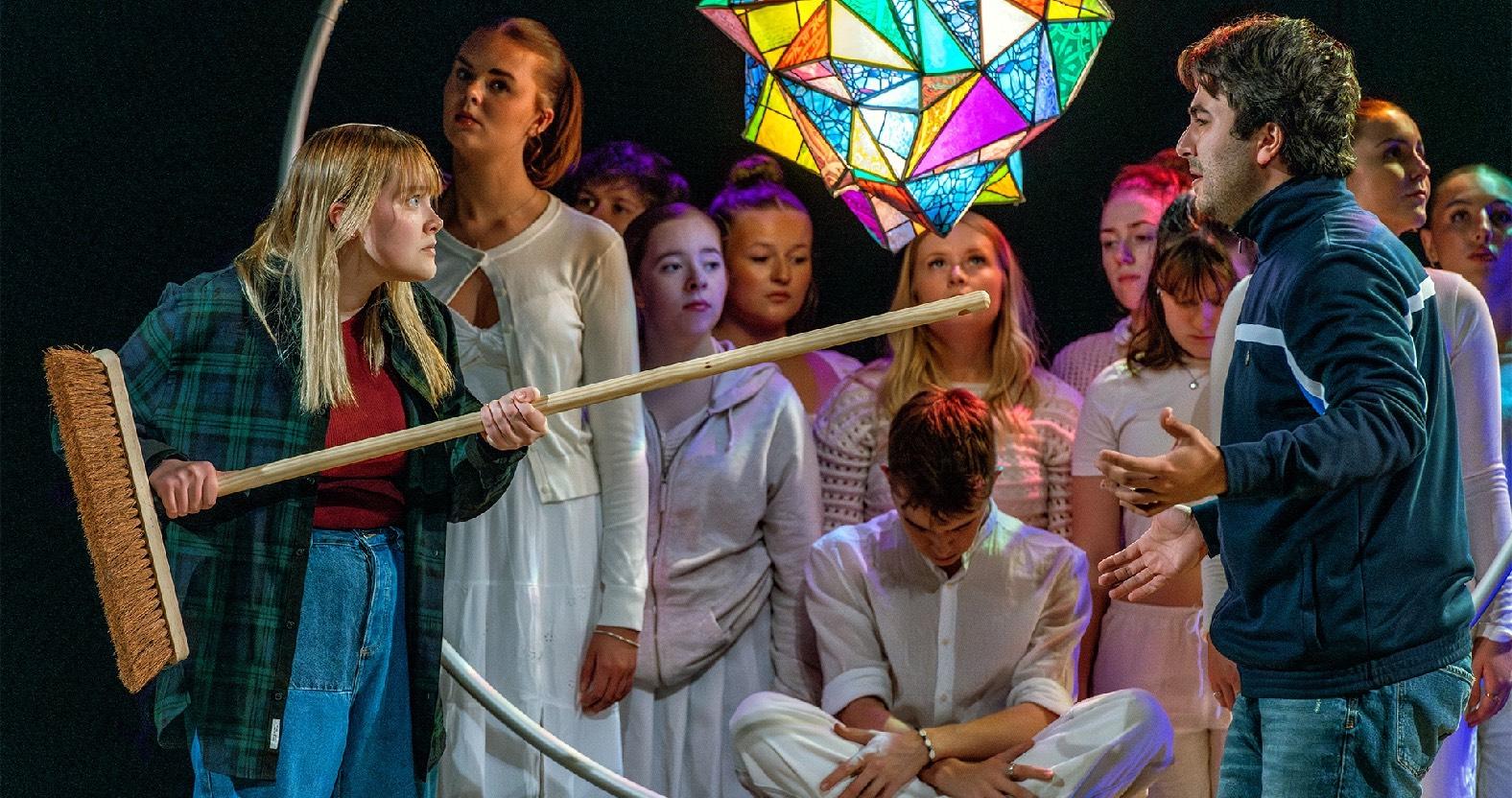 l-r-ingrid-bolton-gabrielsen-aein-nasseri-alland-with-capa-college-chorus-vox-credit-robling-photography-1-jpg