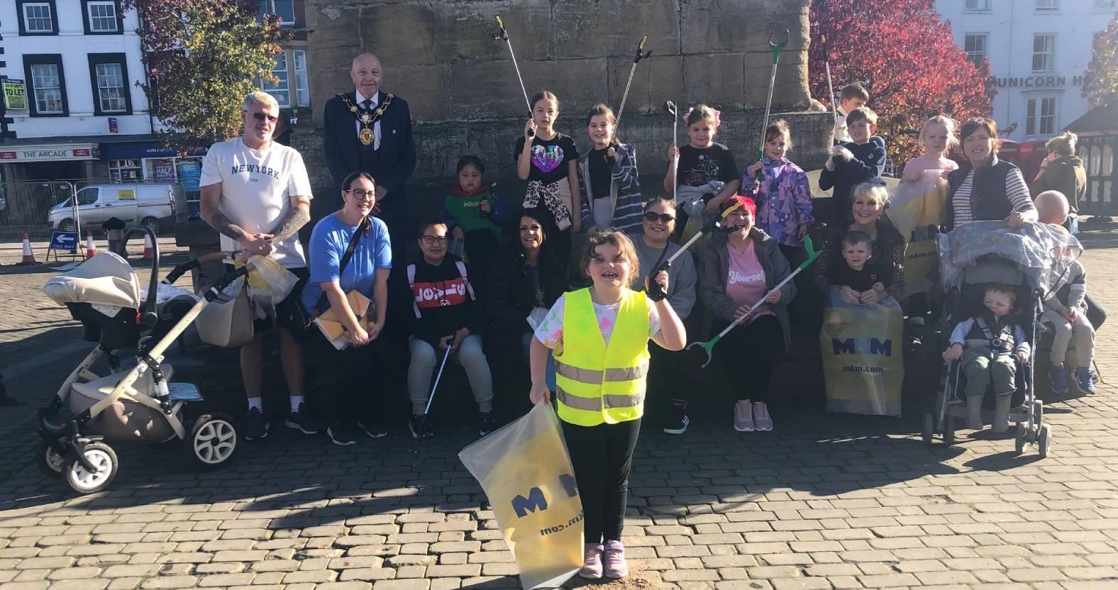ripon-29th-october-2024-marnie-rae-webster-and-fellow-litter-pickers
