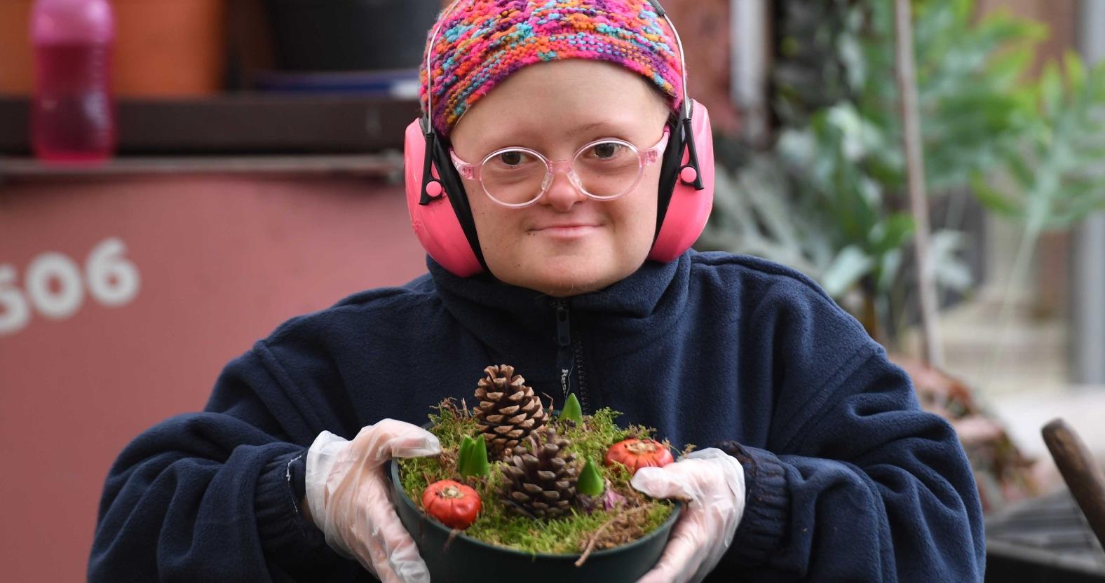 horticap-student-philippa-holland-potting-bulbs-for-christmas