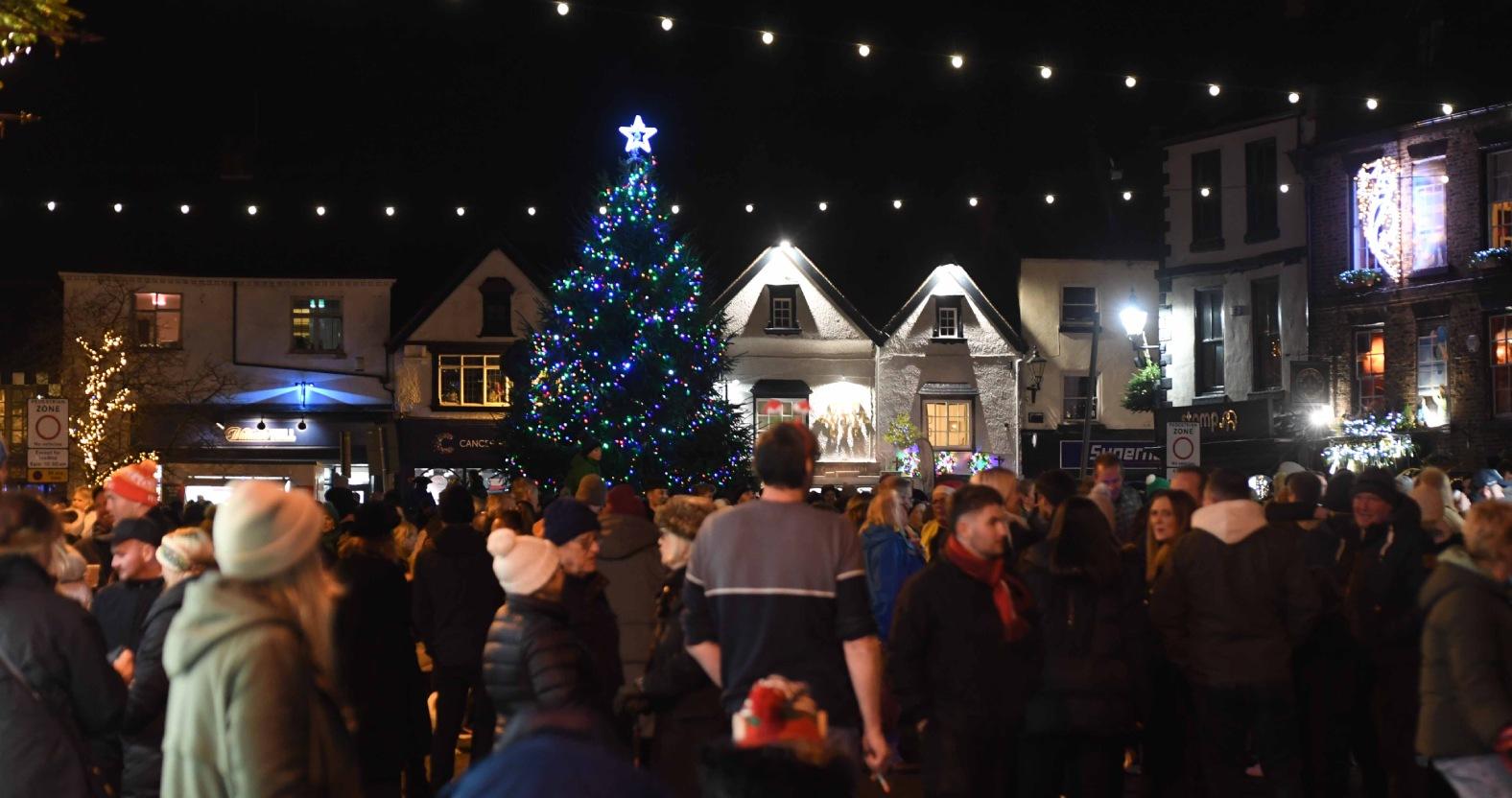 the-christmas-tree-in-the-market-square-picture-gerard-binks
