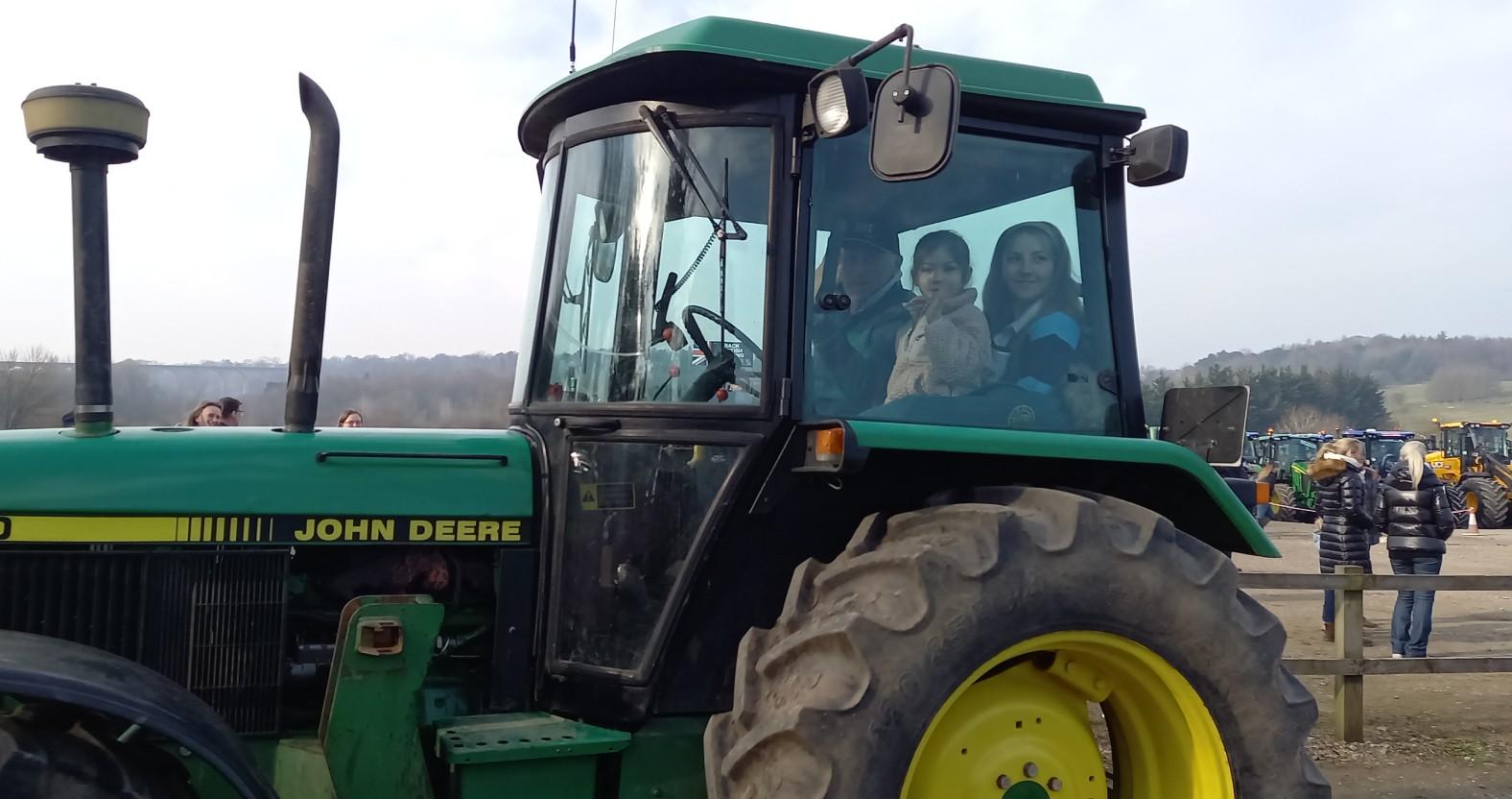 kborotractorrun-girlwaving