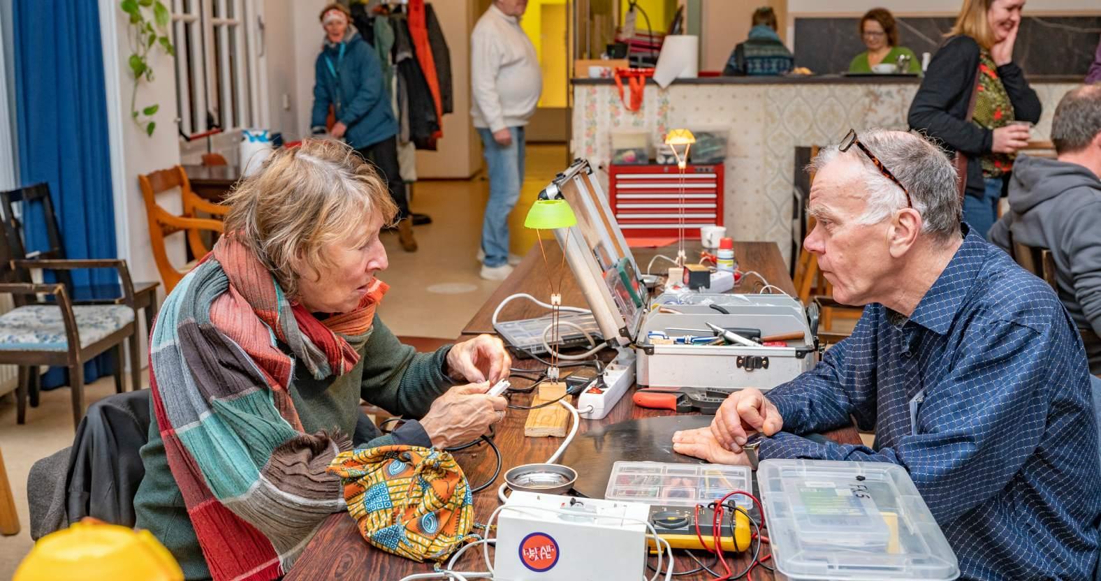 repaircafeintl-oldercouple