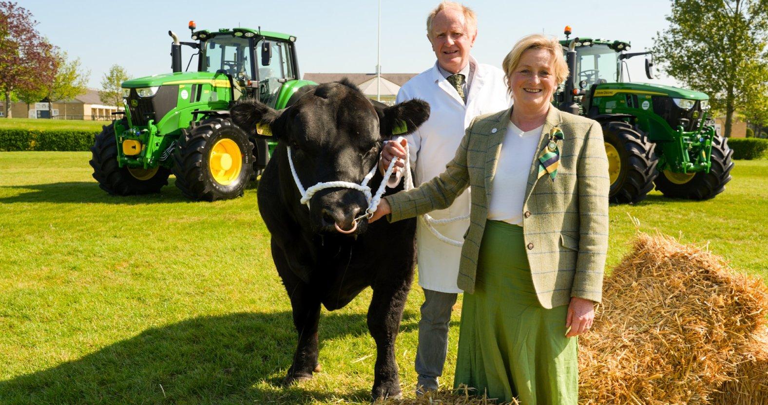 aberdeen-angus-bull-tree-bridge-joiner-with-handler-david-evans-and-show-director-rachel-coates-1
