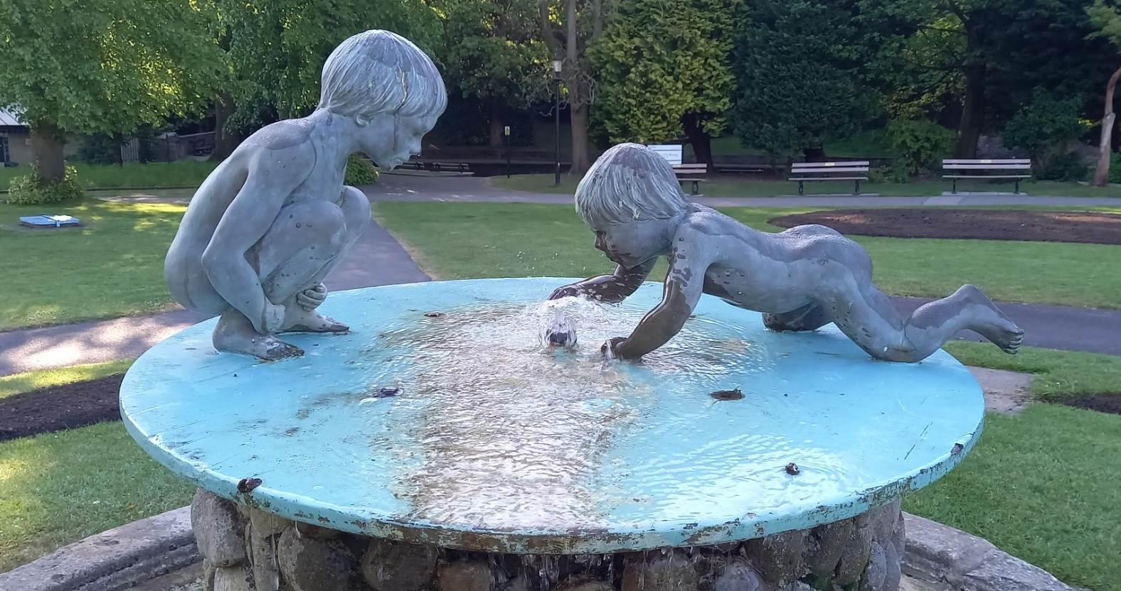 picquiz-twoboysfountain