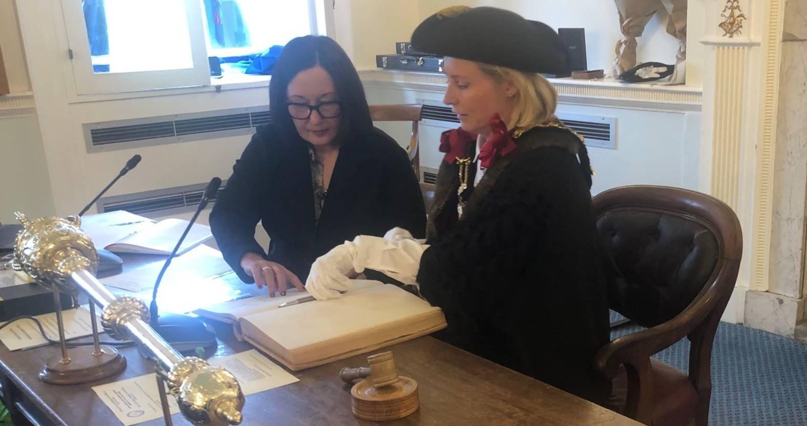 ripon-7th-may-2025-mayor-signs-the-ancient-roll