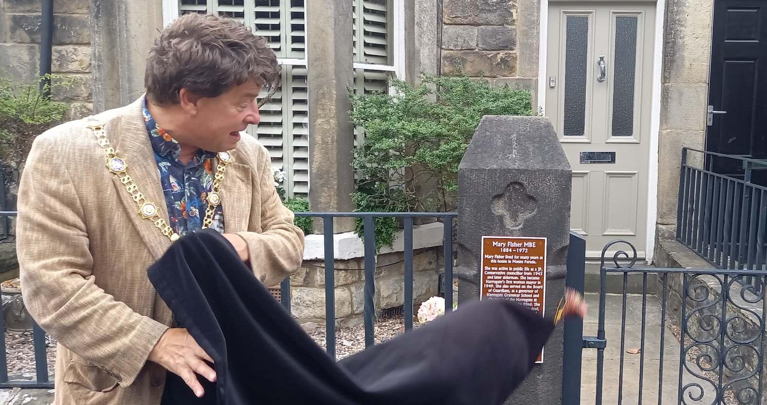 brownplaque-maryfisher-unveiling2