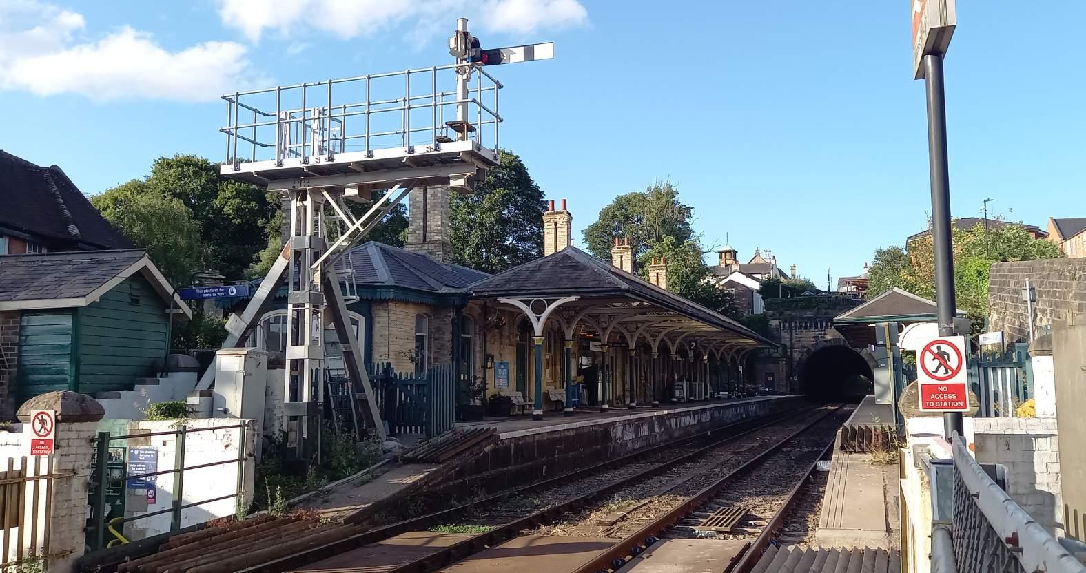 knaresborough-railsignal-platform