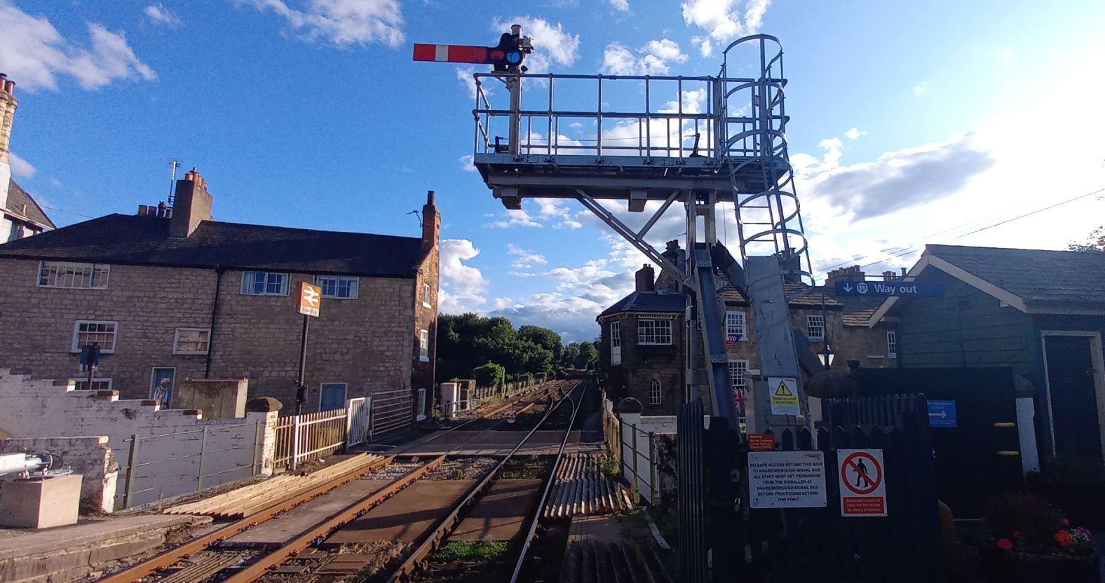 knaresborough-railsignal-sweepingsky