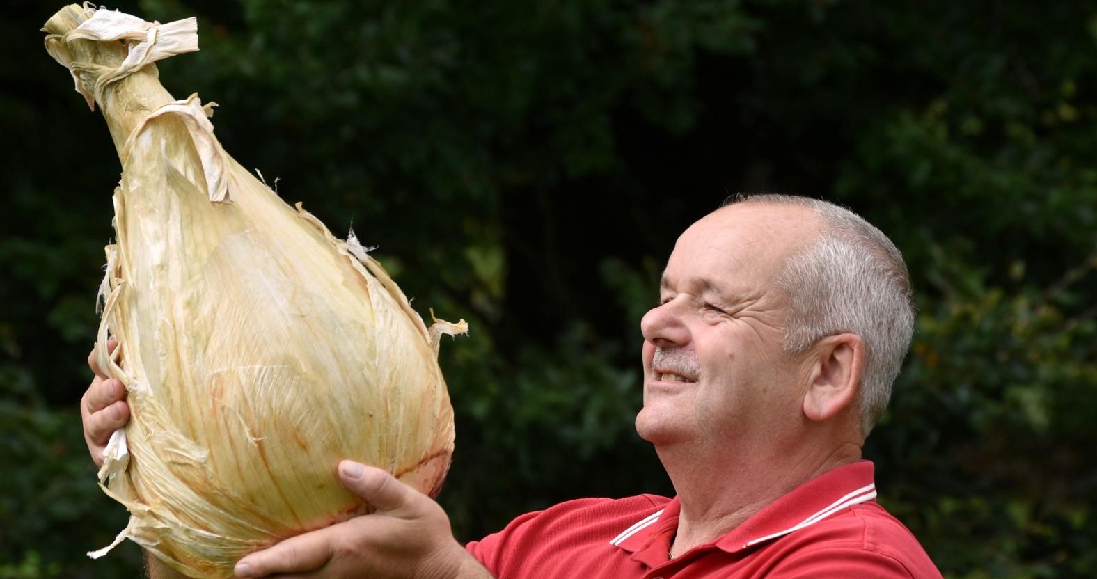 stephen-purvis-of-murton-co-durham-triumphed-with-the-single-heaviest-onion