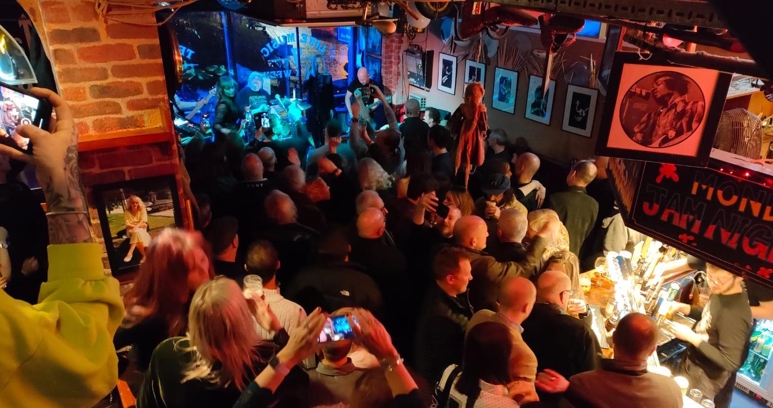 live-performance-at-blues-bar