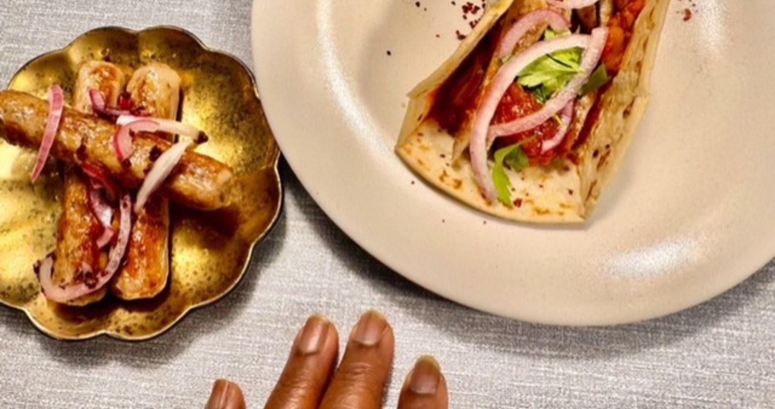 yemi-lambsausagesmeal-hand