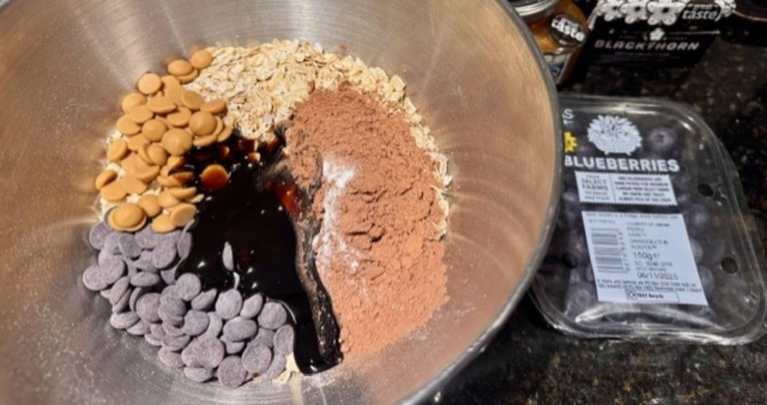 yemi-chocolateoatmuffins-bowl