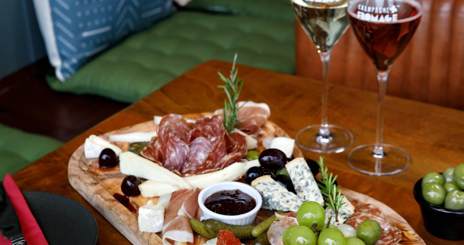 web-charlotte-gale-champagne-plus-fromage-harrogate-12x8-0826