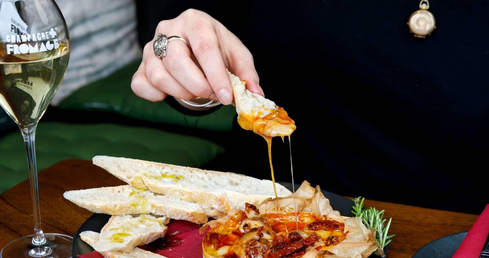 web-charlotte-gale-champagne-plus-fromage-harrogate-12x8-1066