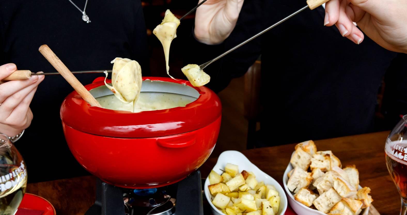 webcharlotte-gale-champagne-plus-fromage-harrogate-fullsize-1251