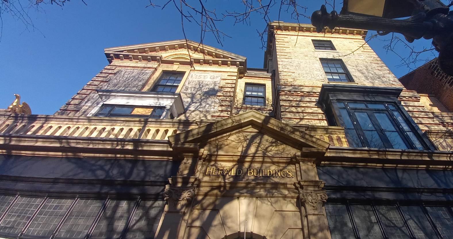 harrogate-heraldbuildings-lookingup