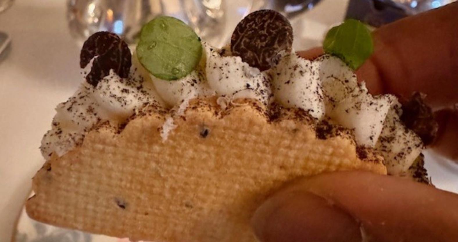 yemi-grantleyhall-canape