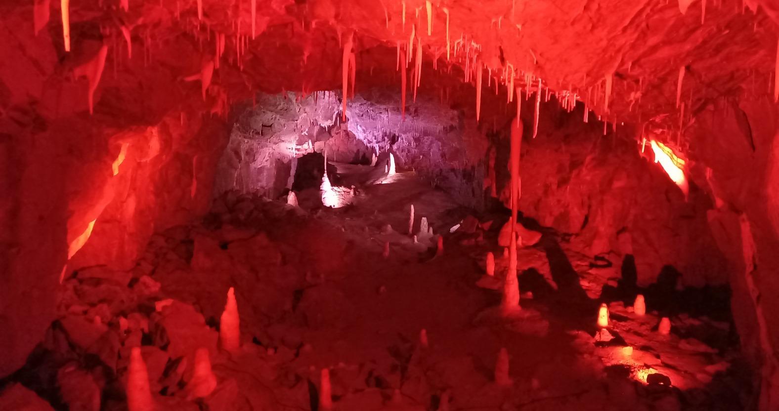 stumpcrosscaverns-redlight